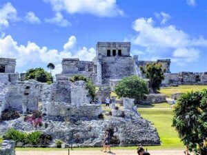 A picture of the ruins in Tulum - one of the top historical sites near Playa del Carmen 